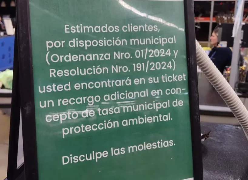 PatoBullrich's tweet photo. Esto hay que mostrarlo siempre y en todo lugar: los intendentes K inventan tasas y se quedan con el esfuerzo de los argentinos.

¿La mayoría de esos municipios? Calles rotas, basurales, falta de inversión e inseguridad. Ninguna contraprestación a esa tasa.

La Corte fue clara: cobrar por nada es un robo a todos los argentinos, contribuyente y consumidor.

La inflación baja. El esfuerzo de los argentinos vale.
Dejen de intentar e intentar que todo salga mal.
