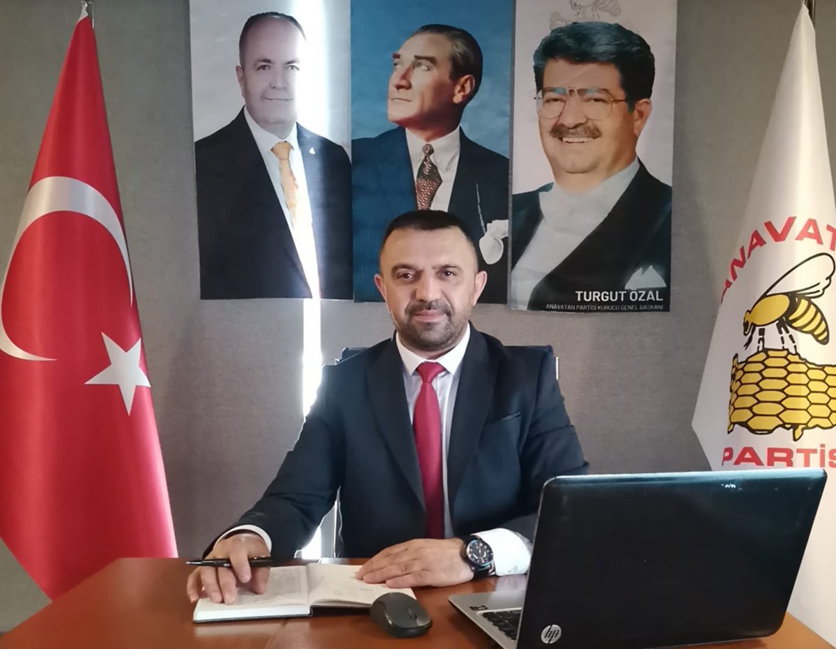 34anavatan's tweet photo. ANAVATAN PARTİSİ İSTANBUL İL BAŞKANLIĞI
 BASIN AÇIKLAMASI

TARİH: 16 Eylül 2026
KONU: "Söz Milletin, Çözüm ANAVATAN’ın:
Köylümüzü, Çiftçimizi, Esnafımızı ve Memleketimizi Kurtaracak İcraat Odaklı 10 Maddelik Büyük Reform Paketi"
Aziz Milletimiz, Değerli Basın Mensupları,

Türkiye bugün, ne yazık ki iktidarın rasyonel temelden uzak denemeleri ile muhalefetin kısır siyaset polemikleri arasına sıkışmıştır. Sokaklarda, çarşıda, pazarda ve tarlada feryat yükselirken, mevcut siyasi aktörlerin sadece laf üretmesi kabul edilemez.
Esnafımız sabah kepengini "Bugün siftah edebilecek miyim, bağ-kur primimi, dükkan kiramı nasıl ödeyeceğim?" kaygısıyla açmaktadır. Köylümüz ve çiftçimiz, yüksek girdi maliyetleri altında ezilmekte, toprağını ekemez, traktörüne mazot koyamaz hale getirilmiştir. Birileri borsada, otel kulislerinde tek imza ile milyonları, milyarları savururken; günde 14-18 saat çalışan, katma değer üreten cefakar esnafımız ve köylümüz hak ettiği refahı alamamaktadır.
Bizler, rahmetli kurucumuz Turgut Özal’ın "halka hizmet, Hakk’a hizmettir" anlayışıyla ve insanı merkeze alan serbest piyasa vizyonuyla hareket eden Anavatan Partisi kadrolarıyız. Biz yalnızca eleştiren değil; üreten, düşünen ve Türkiye şartlarına tamamen uygun, uygulanabilir projeleri ortaya koyan bir siyaset merkeziyiz.
Bu tarihî sorumlulukla; köylümüzün, çiftçimizin, esnafımızın ve tüm milletimizin yaralarına merhem olacak, millî gelirin adil paylaşılmasını sağlayacak 10 Maddelik Ekonomik ve Sosyal Reform Paketi’mizipaylaşıyoruz:

1. Çiftçiye ve Köylüye "Maliyetine Girdi" ve Üretim Güvencesi
Türk çiftçisini ve köylüsünü yüksek mazot, gübre, tohum ve yem fiyatları altında ezdirmeyeceğiz. Tarımsal üretimde kullanılan mazottan ÖTV ve KDV’yi tamamen kaldırıyoruz. Çiftçimizin ürettiği stratejik ürünlere, hasat dönemi başlamadan önce maliyet artı makul refah payı gözetilerek "Alım Garantisi" fiyatı açıklayacağız. Çiftçi önünü görecek, toprağına küsmeyecek.
2. Esnafa Sicil Affı, Prim ve Stopaj Reformu

Ekonominin bel kemiği olan esnafımızın üzerindeki vergi ve prim yükünü hafifletiyoruz. Küçük esnaf için dükkan kiralarındaki stopaj vergisini tamamen kaldıracağız. Esnafımızın en büyük çilesi olan Bağ-Kur prim ödemelerini devlet desteğiyle kademeli olarak düşürecek, geçmiş borçlar nedeniyle sağlık hizmetinden yararlanamayan esnafımıza kesintisiz sağlık güvencesi sunacağız. Pandemi ve ekonomik kriz dönemlerinden kalan borçlar için kapsamlı bir "Esnaf Sicil Affı" getireceğiz.
3. Aracı Zincirine Son: Yeni Nesil Üretici-Tüketici Kooperatifçiliği

Tarlada 5 lira olan ürünün büyük şehirlerdeki marketlerde 50 liraya satılması hem çiftçimize hem de tüketicimize ihanettir. Güçlü finansal altyapıya sahip, devlet garantili yeni nesil üretici ve esnaf kooperatifleri kuracağız. Köylünün ürünü, lojistik maliyetleri sübvanse edilerek doğrudan şehirlerdeki esnafımıza ve yerel pazarlarımıza ulaştırılacak. Aracıların, tekelci zincir marketlerin halkın rızkı üzerinden haksız kazanç sağlamasını engelleyeceğiz.
4. Faizli Çiftçi ve Esnaf Borçlarının Yapılandırılması

Bankalara ve tarım kredi kooperatiflerine borcu yüzünden traktörüne, tarlasına, dükkanına haciz gelen hiçbir üreticimiz kalmayacak. Köylümüzün ve esnafımızın tüm birikmiş borçlarının faizlerini tamamen siliyor, kalan ana parayı faizsiz olarak esnafın cirosuna ve çiftçinin hasat dönemine uygun şekilde 5 yıla kadar vadeli olarak yeniden yapılandırıyoruz.
5. Adil Vergi Sistemi: Çok Kazanandan Çok, Az Kazanandan Az

Esnafımız yıllık 3-5 milyon ciro yapamazken devasa holdinglerin tek bir imza ile vergi borçlarının silindiği bu çarpık düzene son veriyoruz. Dolaylı vergilerin (KDV, ÖTV) payını düşürecek, kazanca göre artan oranlı gelir vergisi sistemini getireceğiz. Küçük esnafın matrah oranlarını düşürürken, büyük sermaye ve ranta dayalı kazançları adil şekilde vergilendireceğiz.
6. Bölgesel Kalkınma ve "Tersine Göç" Teşvikleri

İstanbul başta olmak üzere metropollerimizin nüfus ve beton baskısını azaltmak zorundayız. Anadolu’da tarım ve hayvancılığa geri dönmek isteyen vatandaşlarımıza, köylerinde dükkan açmak isteyen genç girişimci esnaflarımıza faizsiz "Can Suyu Kredisi" ve 5 yıl boyunca vergi muafiyeti sağlayacağız. Yatırımları "Anadolu Yatırım Koridorları" ile ülkeye yayarak bölgesel kalkınmayı başlatacağız.
7. Özal’ın Vizyonu: Mesleki Eğitim ve Esnaf-Zanaatkar Akademileri

Piyasanın en büyük sorunlarından biri olan "ara eleman" eksikliğini, esnafımızın çırak ve kalfa bulamaması sorununu çözüyoruz. Meslek liselerini ve esnaf odalarını entegre ederek "Esnaf-Zanaatkar Akademileri" kuracağız. Bu okullarda okuyan gençlerin sigorta primlerini ve maaşlarının bir kısmını devlet üstlenecek; hem gençlerimiz meslek sahibi olacak hem de esnafımızın omuzundaki yük kalkacak.
8. Kamuda Mutlak Tasarruf ve Liyakatli Yönetim

Vatandaşımız, köylümüz, esnafımız kemer sıkarken kamunun lüks ve şatafat içinde yaşaması kabul edilemez. Kamudaki lüks araç filolarını, çoklu maaş mekanizmalarını ve israf harcamalarını tamamen bitireceğiz. Elde edilen tasarrufu doğrudan esnaf teşvikleri ve tarımsal sübvansiyon fonlarına aktaracağız. Kamuda mülakat torpillerine son verip liyakati esas alacağız.
9. Hukukun Üstünlüğü ve Güvenli Ticaret İklimi

Adaletin olmadığı, hukukun kişiye göre işlediği bir yerde ne esnaf ticaret yapabilir ne de ülkeye yatırım gelir. Yargı bağımsızlığını amasız, fakatsız tesis edeceğiz. Kamu İhale Kanunu’nu şeffaf hale getirerek ihalelerin kapalı kapılar ardında değil, tüm halkın gözü önünde yapılmasını sağlayacağız. Esnafın ve üreticinin mülkiyet ve ticaret hakkını tam güvence altına alacağız.
10. Enerjide Bağımsızlık ve Esnafa-Çiftçiye Enerji Desteği

Üretim maliyetlerinin en büyük kalemi enerjidir. Çiftçimizin sulama elektriğini, esnafımızın ticarethane elektrik faturalarını hafifletmek için rüzgâr ve güneş enerjisi yatırımlarına muazzam bir hız vereceğiz. Tarımsal sulama kooperatiflerine güneş enerjisi paneli teşvikleri vererek köylünün elektrik maliyetini sıfıra yaklaştıracağız.
Kıymetli Vatandaşlarımız, Esnaflarımız, Cefakar Çiftçilerimiz;
Bizim Türkiye için söylediğimiz söz nettir:

Üreten köylü, kazanan esnaf, güçlü aile ve ortak akılla yeniden büyüyen Türkiye!
Bu aziz milletin zenginliği, doğru planlama, dürüst yönetim ve adil paylaşımla 86 milyonun her bir ferdine fazlasıyla yetecek güçtedir.
Biz hamaset değil, icraat vaat ediyoruz.
Anavatan Partisi olarak, geçmişte başardıklarımızın güvencesiyle, Türkiye’yi yeniden refaha ve adalete kavuşturmaya hazırız.
Kamuoyuna saygılarımla sunarım.

Bülent YILDIZ
 Anavatan Partisi İstanbul İl Başkanı & MKYK Üyesi

@anavatan1983 @icelebiresmi @Anap47mardin @anap_genclik @anapumraniye34 @kurtbey08280602 @selimbaklaci0 @MertMulver41 @serkanpaca @serkanuzun2013 @HalilAslan63_ @turgutozalvakf @Semihnrl @TC_DPT @TCTarim #tarım #sanayi #kalkınma #ekonomi #gelir #millihasıla #refah #reform #gelişim #ilerleme #sosyalhayat @anap_istanbul @AElhakanresmi @TuzunEkrem