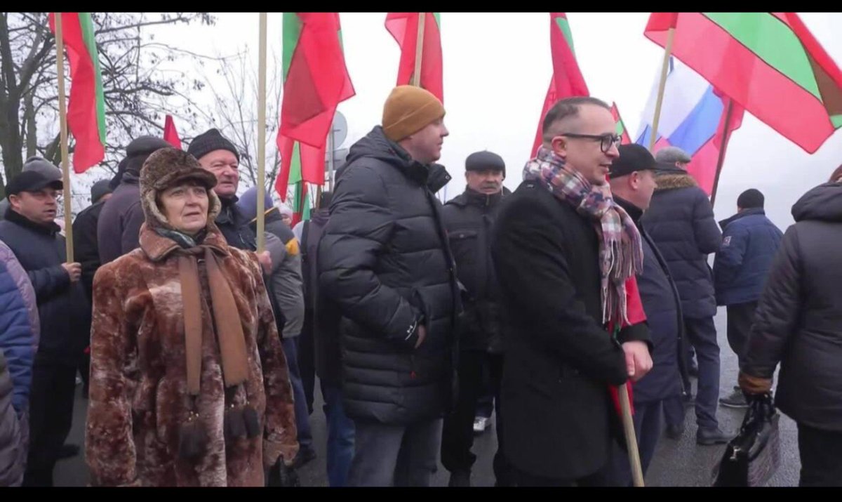 AlexandruM8saa's tweet photo. La Bender: proteste, taxe noi și nervi cât pentru tot orașul 😂🇲🇩
Noi voiam doar puțină liniște… dar se pare că și liniștea vine cu taxe acum. 😅
#Bender #Moldova https://t.co/NJnnCqqq3X