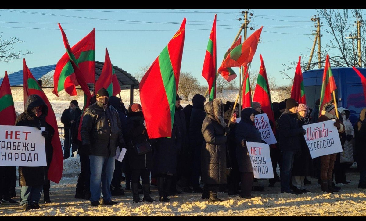 AlexandruM8saa's tweet photo. La Bender: proteste, taxe noi și nervi cât pentru tot orașul 😂🇲🇩
Noi voiam doar puțină liniște… dar se pare că și liniștea vine cu taxe acum. 😅
#Bender #Moldova https://t.co/NJnnCqqq3X