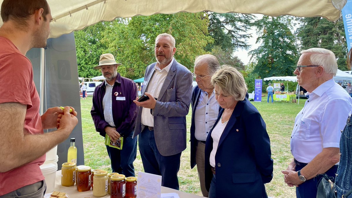 departement86's tweet photo. #Agriculture | Un rendez-vous 100% local à Gouex !  🤝 Organisé par le Département, le Forum Agrilocal86 met en relation les producteurs locaux et les acheteurs de la restauration collective   ✅ Présenter et déguster les produits, découvrir de nouveaux producteurs, valoriser les initiatives locales et présenter le dispositif à des acheteurs potentiels   Depuis 2017, Agrilocal86 c’est plus de 3,5M€ de chiffre d’affaires, 194 fournisseurs inscrits et 151 acheteurs 🍽  Plus d’infos 🔗 https://t.co/ea6W0FMOUW