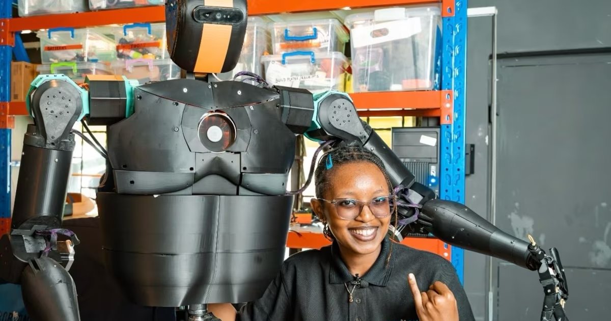 infobae's tweet photo. TIENE 22 AÑOS Y CREÓ MANOS ROBÓTICAS CON PLÁSTICO RECICLADO PARA AYUDAR A NIÑOS SORDOS EN KENIA

El sistema ideado en Nairobi convierte lo que dice el docente en gestos mecánicos y también lee la respuesta del alumno con una cámara, una función pensada para prescindir del intérprete presencial.

En un pequeño laboratorio de la Universidad Strathmore, en Nairobi Kenia, Norah Kimathi construye manos robóticas impresas en 3D con plástico reciclado que traducen en tiempo real la voz de los docentes a lengua de señas para niños sordos. La científica tiene 22 años y dirige ZeroBionic, la startup que fundó en 2023 con el objetivo de resolver uno de los problemas educativos más persistentes del país: más de 300.000 niños sordos o con hipoacusia que no pueden seguir las clases porque la mayoría de los maestros no saben enseñar.

Infobae 📎 https://t.co/Scc1ixADa2