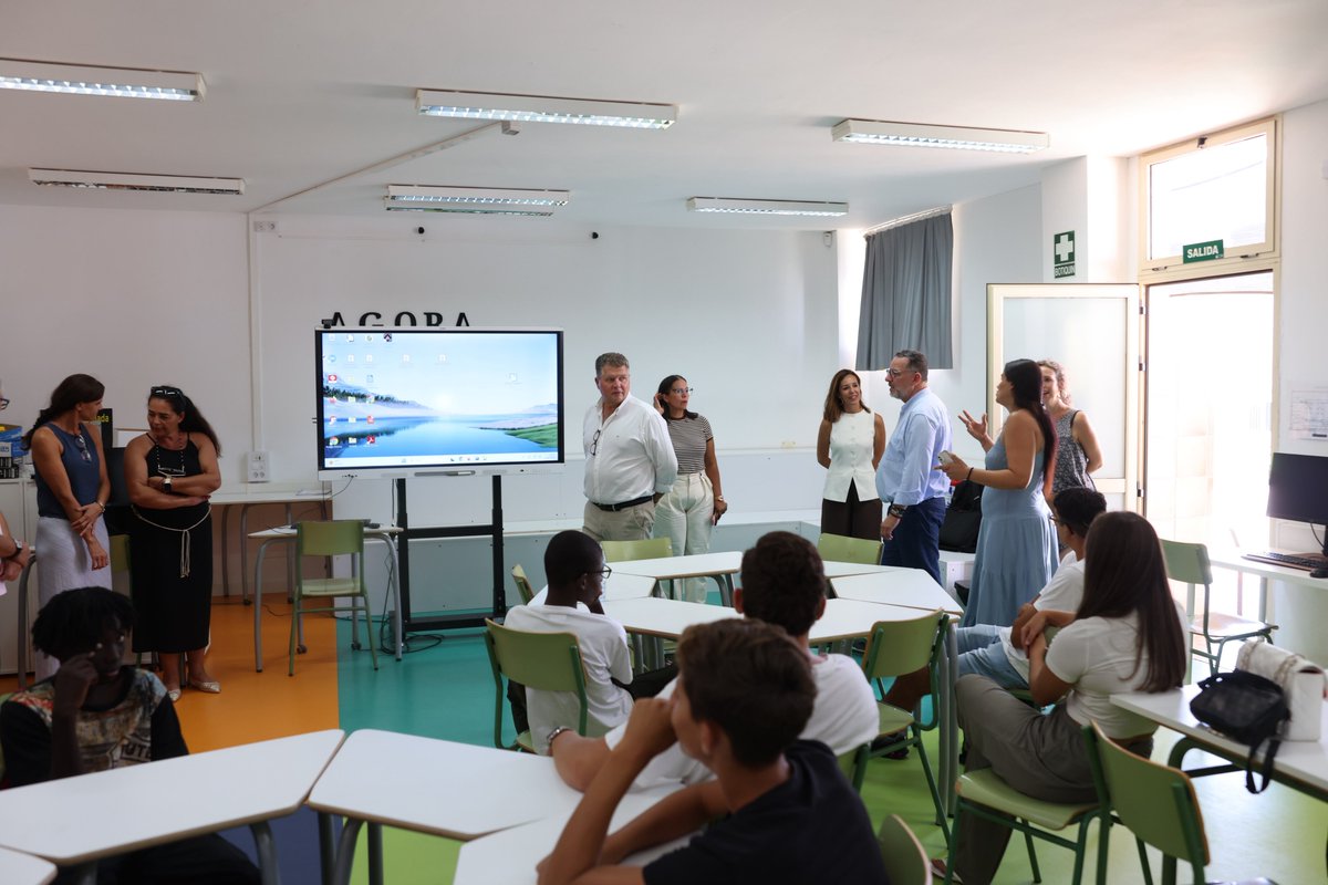 EducacionGobC's tweet photo. 🔵 Canarias estrena el curso de FP con ampliación de la oferta en todas las islas y las nuevas dobles titulaciones

✔️ El curso 2026/2027 comienza con 46.633 estudiantes matriculados hasta la fecha

📍 Fuerteventura (IES San Diego Alcalá, IES La Oliva)

📎 https://t.co/bnvN0CubvO https://t.co/1P6GYCHSBS