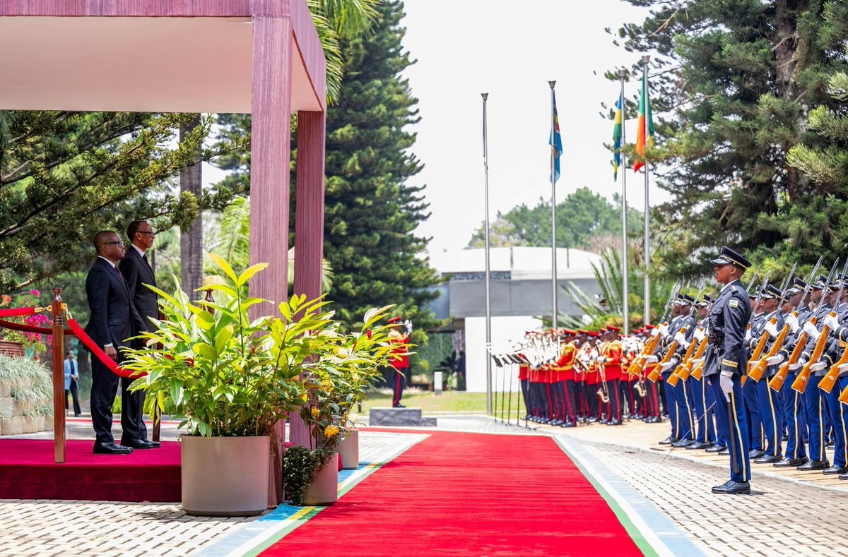 benintv1nfo's tweet photo. Accueilli par le Président rwandais Paul Kagame à Urugwiro Village à Kigali, le palais présidentiel, le président béninois a entamé des échanges consacrés aux relations bilatérales et aux perspectives de coopération entre le Bénin et le Rwanda.  #Benintvinfo https://t.co/vUa0cXB8Gm