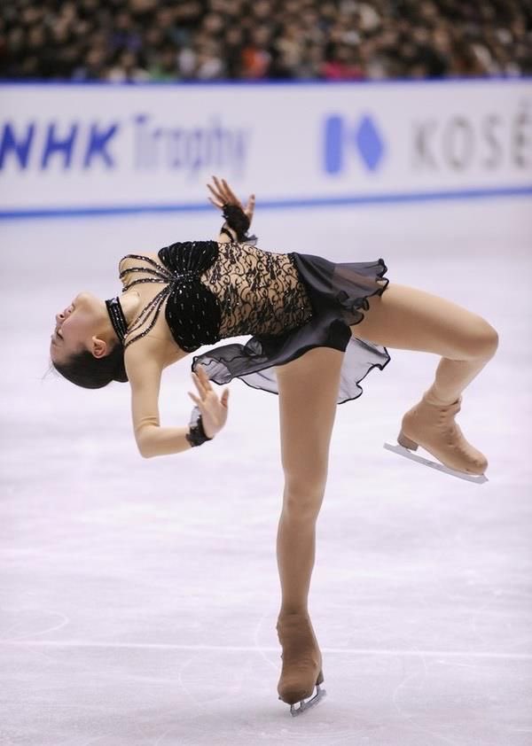jensofff's tweet photo. Mao Asada beautiful black dress for her “Waltz of masquerade” program (2008) .
Absolutely stunning ✨ https://t.co/GCIrrL7Pse