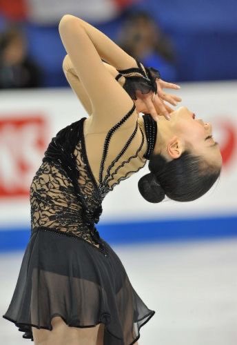 jensofff's tweet photo. Mao Asada beautiful black dress for her “Waltz of masquerade” program (2008) .
Absolutely stunning ✨ https://t.co/GCIrrL7Pse