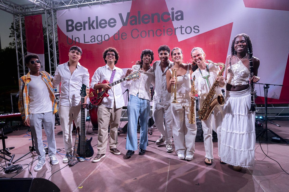 berkleevalencia's tweet photo. Enjoy these memories from the latest #UnLagodeConciertos✨

On stage:
🎹 Mert Ozer
🎤MIK
🎸ESM
🎺Afrocuban Steps

Thank you to everyone who joined us, and see you next Friday, September 18, at 7:00 p.m. at Ciudad de las Artes y las Ciencias💫 https://t.co/Qrr712roD1