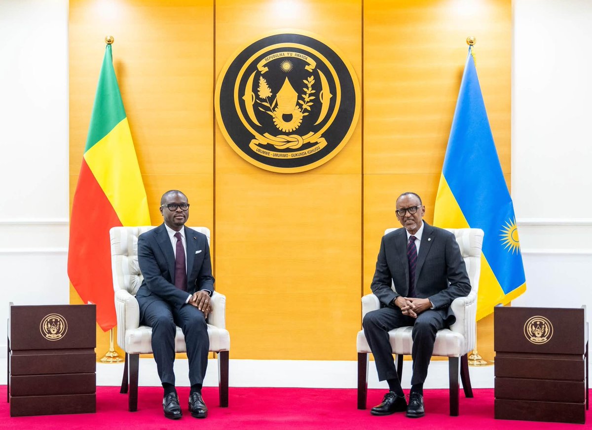 benintv1nfo's tweet photo. Accueilli par le Président rwandais Paul Kagame à Urugwiro Village à Kigali, le palais présidentiel, le président béninois a entamé des échanges consacrés aux relations bilatérales et aux perspectives de coopération entre le Bénin et le Rwanda.  #Benintvinfo https://t.co/vUa0cXB8Gm