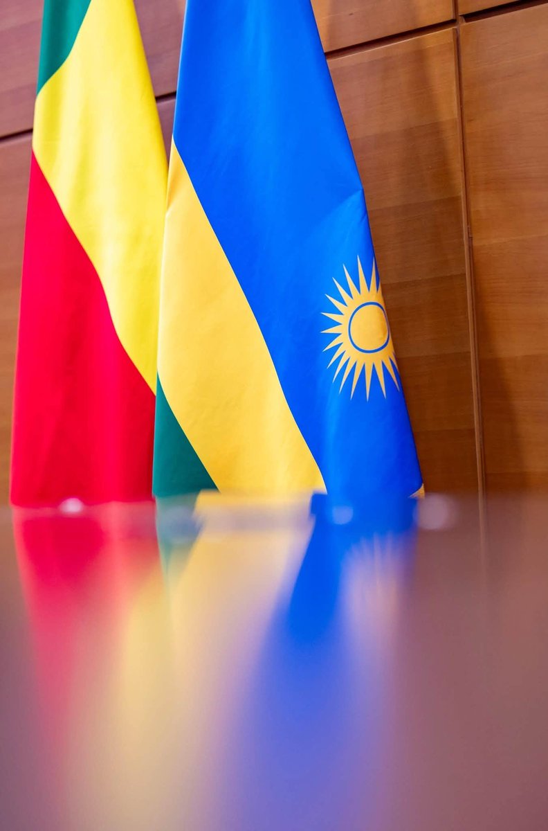 benintv1nfo's tweet photo. Accueilli par le Président rwandais Paul Kagame à Urugwiro Village à Kigali, le palais présidentiel, le président béninois a entamé des échanges consacrés aux relations bilatérales et aux perspectives de coopération entre le Bénin et le Rwanda.  #Benintvinfo https://t.co/vUa0cXB8Gm