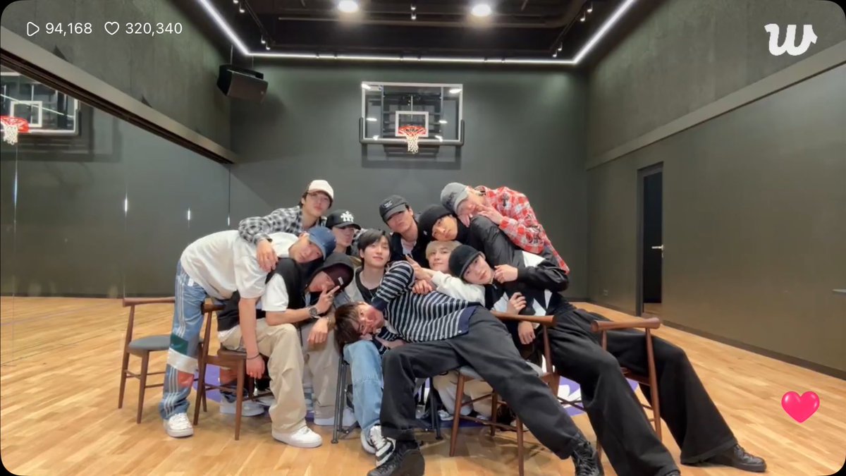 bbangjulover's tweet photo. the boyz family picture before and after sangyeon’s enlistment https://t.co/jLtTOsq2Iv