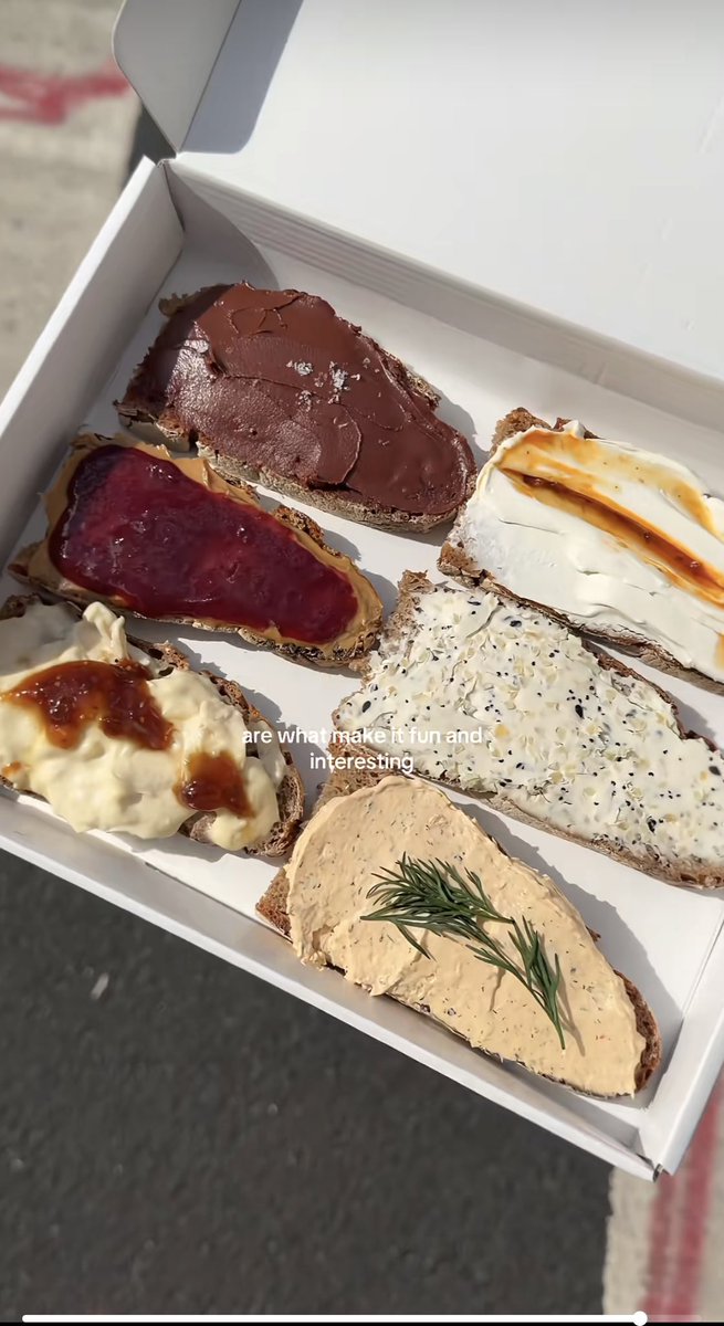 SoerenLorensen's tweet photo. Man kann New Yorkern wirklich alles teuer verkaufen, solange sie es in weißen Kartons verpackt mitnehmen können - in dem Fall eine Box mit sechs halben (!) Brotscheiben für knapp $60, davon $10 das mit Nutella.

Martin Auer: Definitiv der Geschäftsmann der Woche! #Sauerteigbrot https://t.co/6gkXhDA1px