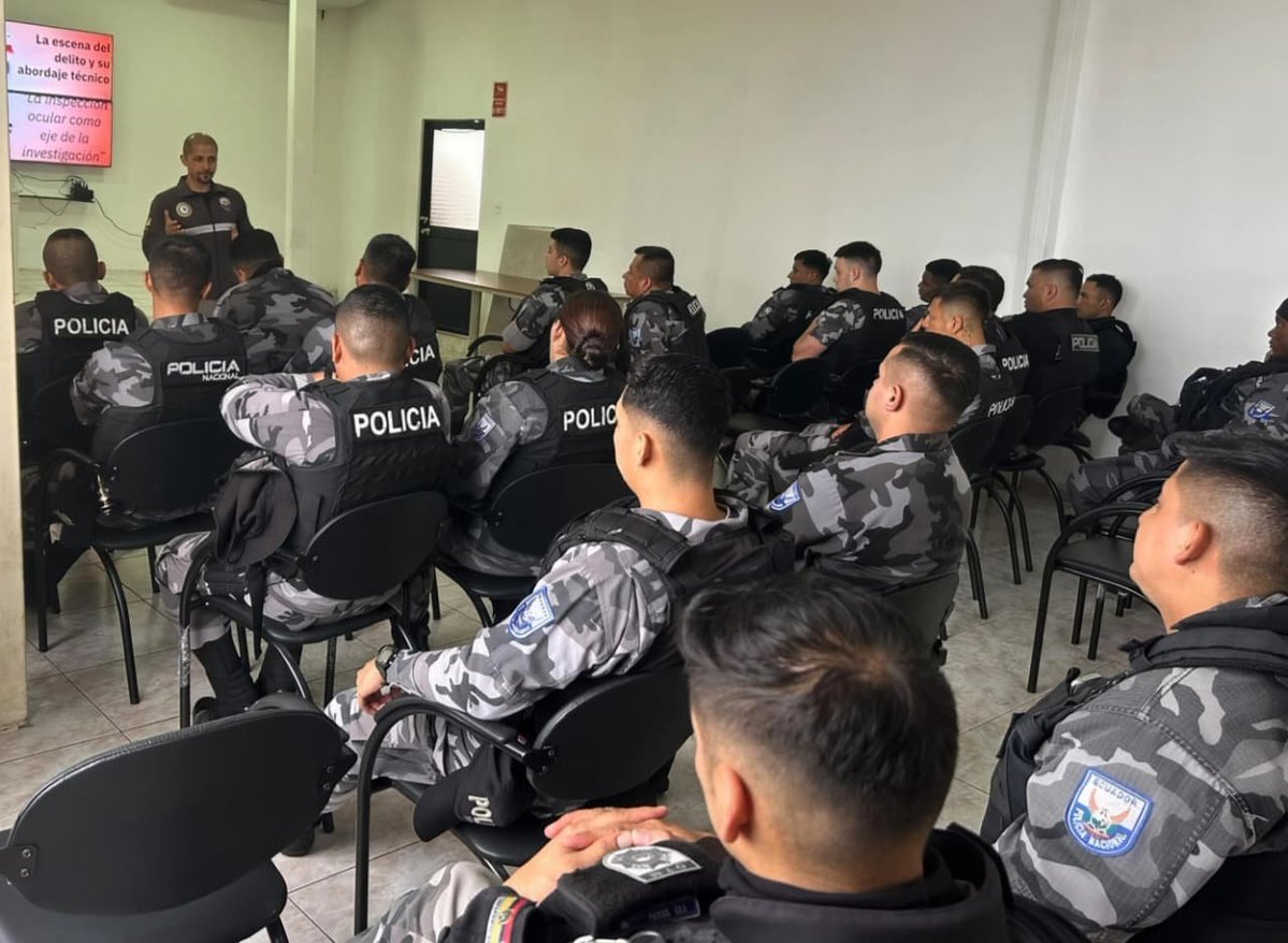 PoliciaEcZona4's tweet photo. 👮🏻‍♀️👮🏻‍♂️𝐅𝐎𝐑𝐓𝐀𝐋𝐄𝐂𝐄𝐌𝐎𝐒 𝐂𝐎𝐍𝐎𝐂𝐈𝐌𝐈𝐄𝐍𝐓𝐎𝐒

En #SDTsáchilas la #PolicíaEcuador a través del personal de #Criminalística capacitó a los servidores policiales de los centros de privación de libertad en  protección de escenas del delito, manejo correcto de evidencias y cadena de custodia.

✔️ Mayor precisión técnica
✔️ Actuaciones profesionales
✔️ Respuestas efectivas

#PolicíaEcuador #ServirYProtegerConFirmeza