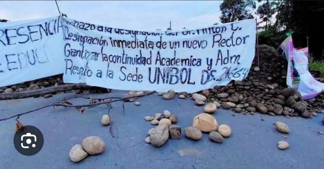 PabloCamachoBol's tweet photo. Es inaceptable que, una vez más, se bloquee y se destruya la infraestructura de Bolivia. Hoy son universitarios de la Unibol Quechua quienes cortan la ruta Cochabamba–Santa Cruz, columna vertebral del comercio nacional.
Cabe preguntarse: ¿qué formación profesional se puede exigir a quien destruye el camino que lleva el pan a miles de familias bolivianas? ¿Qué futuro laboral construye quien, en lugar de dialogar, opta por asfixiar la economía del país que lo está formando?
Bolivia no puede seguir de rodillas ante medidas de presión que castigan al ciudadano de a pie —transportistas, comerciantes, familias enteras— mientras las demandas puntuales de un sector se resuelven bloqueando a todo un país.
Educarse no puede ser sinónimo de destruir. Exigir es un derecho; bloquear la vida de un país no lo es.