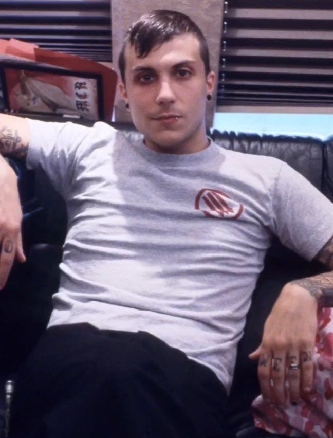 tsiepppppmf's tweet photo. imagine frank saying “come here kitten. be a good girl and sit on daddy’s lap.” https://t.co/EhhXS4sGIN