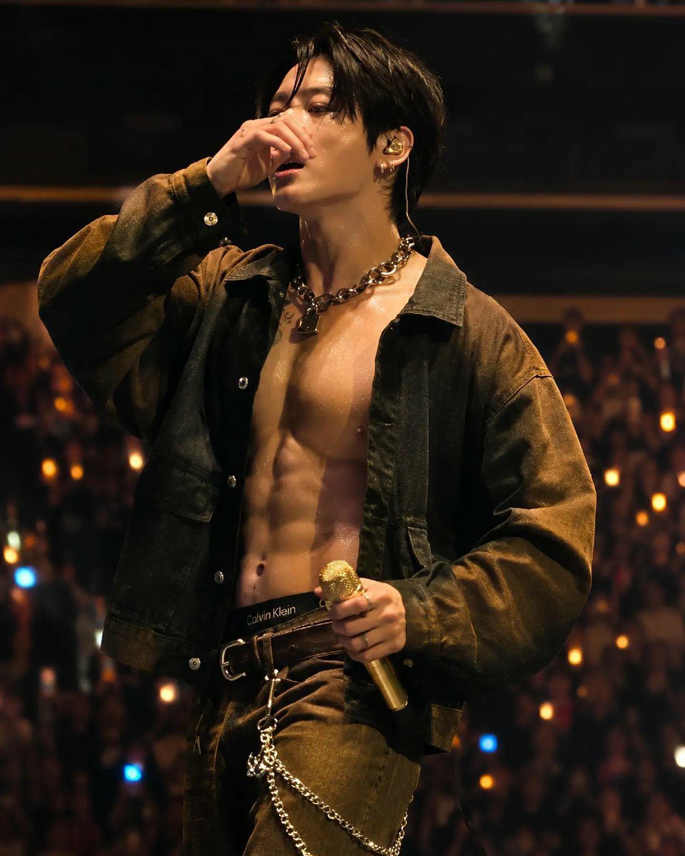 safetyjjkmin's tweet photo. por qué jungkook tiene la marca de la cicatrización que deja un piercing en el ombligo????? https://t.co/i6uThbmp7g