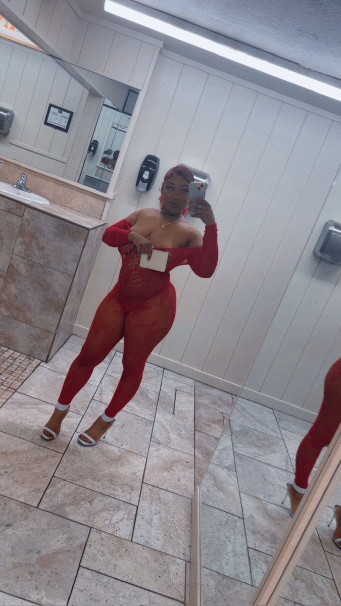 PytJazzybby's tweet photo. Do yall want to see me and @theonlysumma do a collab together?👀🙈🌈
All you have to do is get her to 1k followers 🤫 she’s not that far ‼️
We both love girls and can’t wait to link up we got some naughty 😈 sexy😩 wet plans for this collab! 
I know yall been asking me for new g/g content so ik yall can do it 🤭💋