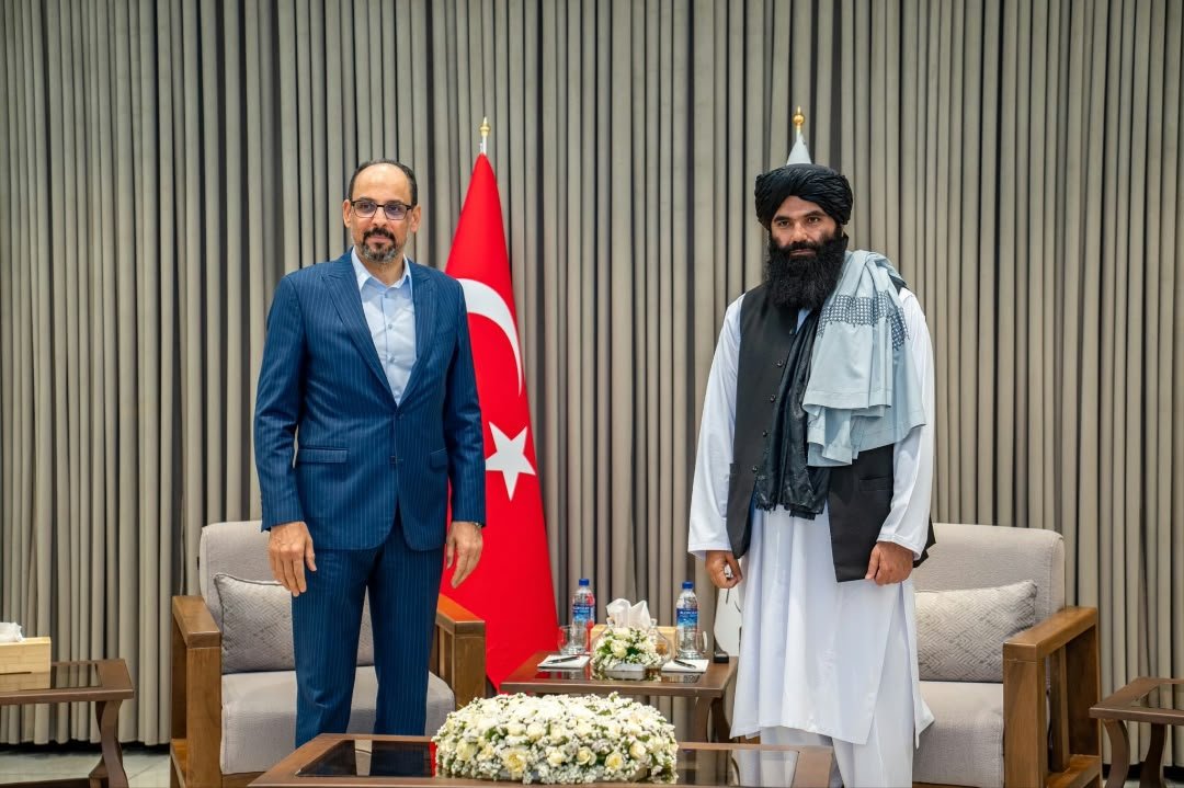 Haqqani02's tweet photo. دیدار خلیفه صاحب سراج‌الدین حقانی با رئیس استخبارات ترکیه، بر تقویت همکاری‌های امنیتی و روابط دوجانبه تمرکز داشت. مبارزه با مواد مخدر، هماهنگی امنیتی و مسائل منطقه‌ای از محورهای اصلی این گفت‌وگو بود.
#افغانستان 
#ترکیه https://t.co/oF406XiOxv
