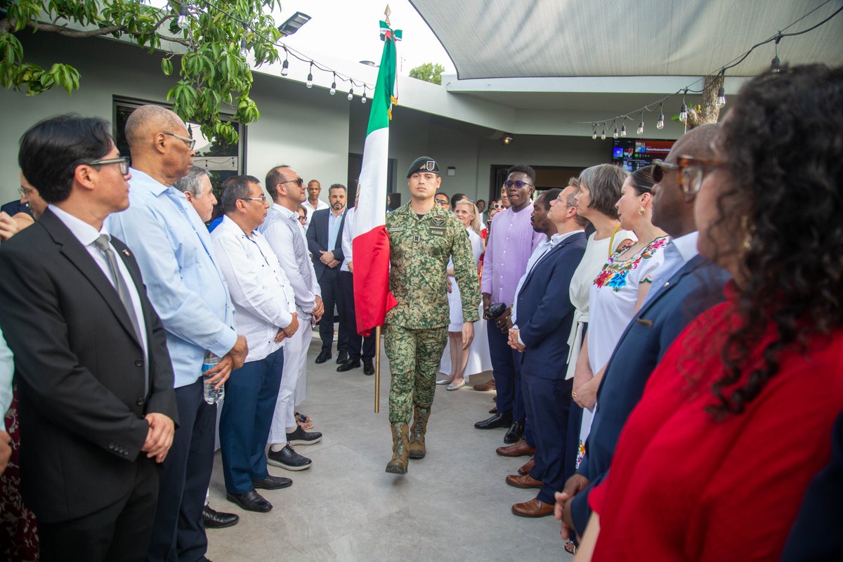jjcisnerosch's tweet photo. Gracias a la comunidad mexicana, a las autoridades haitianas, a los amigos y las amigas de México que nos acompañaron a celebrar el 216º aniversario del inicio de la lucha por nuestra Independencia Nacional.

¡Viva México! 🇲🇽
¡Viva la amistad entre México y Haití! 🇲🇽🇭🇹 https://t.co/ka2AAAFHuN
