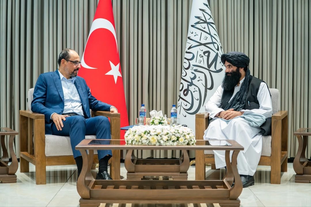 Haqqani02's tweet photo. دیدار خلیفه صاحب سراج‌الدین حقانی با رئیس استخبارات ترکیه، بر تقویت همکاری‌های امنیتی و روابط دوجانبه تمرکز داشت. مبارزه با مواد مخدر، هماهنگی امنیتی و مسائل منطقه‌ای از محورهای اصلی این گفت‌وگو بود.
#افغانستان 
#ترکیه https://t.co/oF406XiOxv