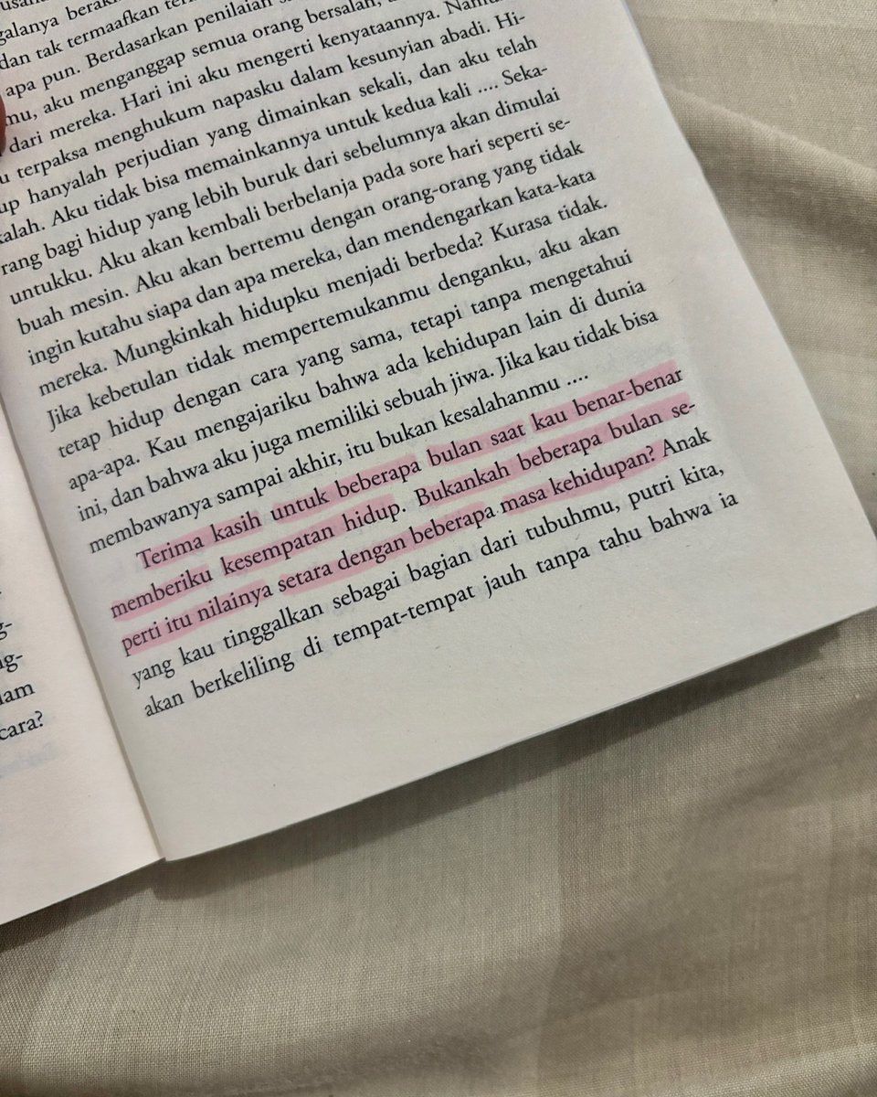 TarenEmbreirr's tweet photo. The definition of all-consuming love ends with an old lover. I never believed a man who said, “I won’t forget you. Maybe I can, but it’ll take years…” It seemed impossible and ridiculous. But after reading this book, I realized Raif Efendi truly https://t.co/m0oF06M7Bn