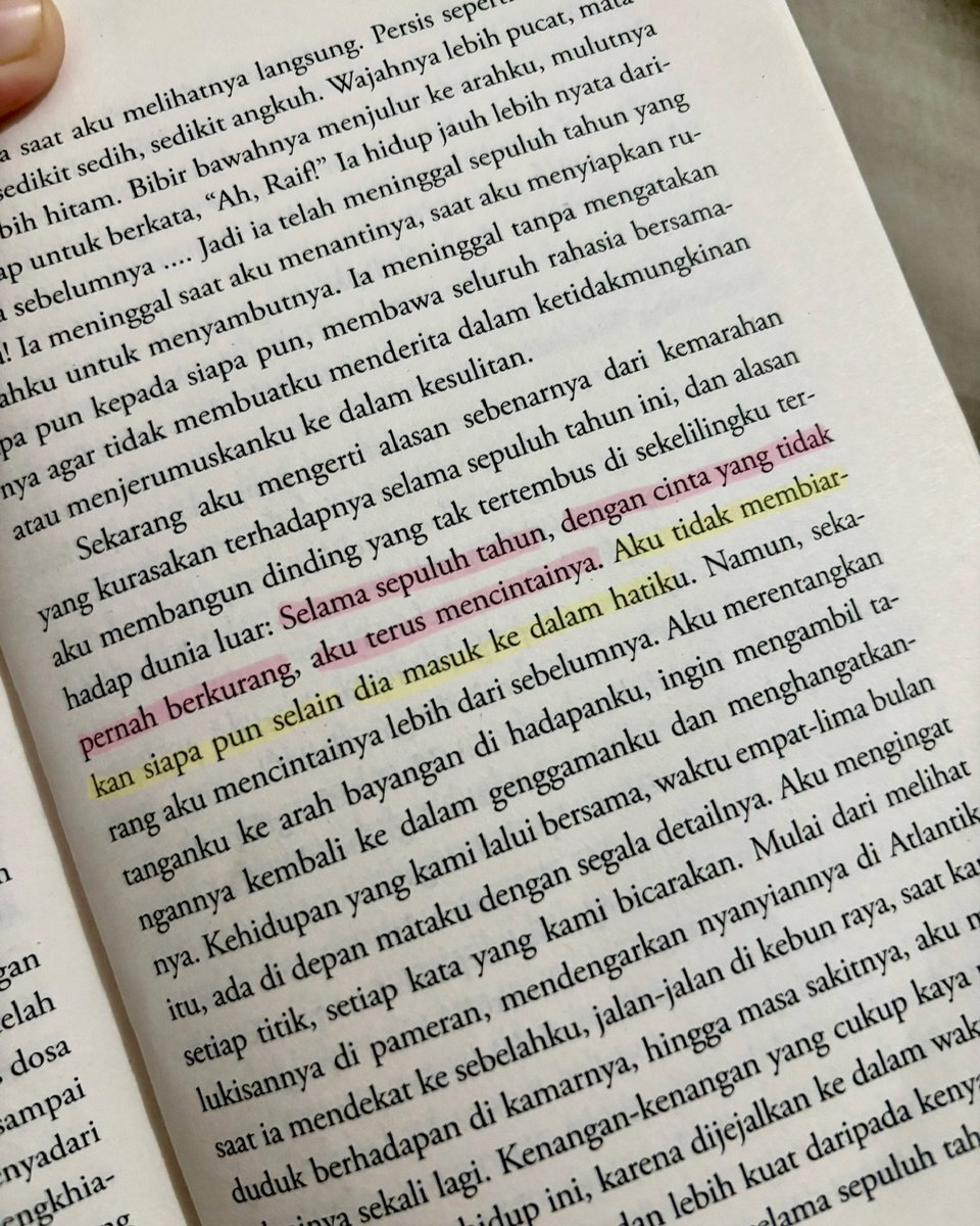 TarenEmbreirr's tweet photo. The definition of all-consuming love ends with an old lover. I never believed a man who said, “I won’t forget you. Maybe I can, but it’ll take years…” It seemed impossible and ridiculous. But after reading this book, I realized Raif Efendi truly https://t.co/m0oF06M7Bn