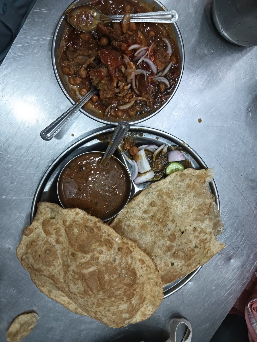 jjkarsiangreen's tweet photo. Chola bhatura..with spicy smosa.
#india #spicy #streetfood #foodie
#cholebhature https://t.co/C293zA06cp