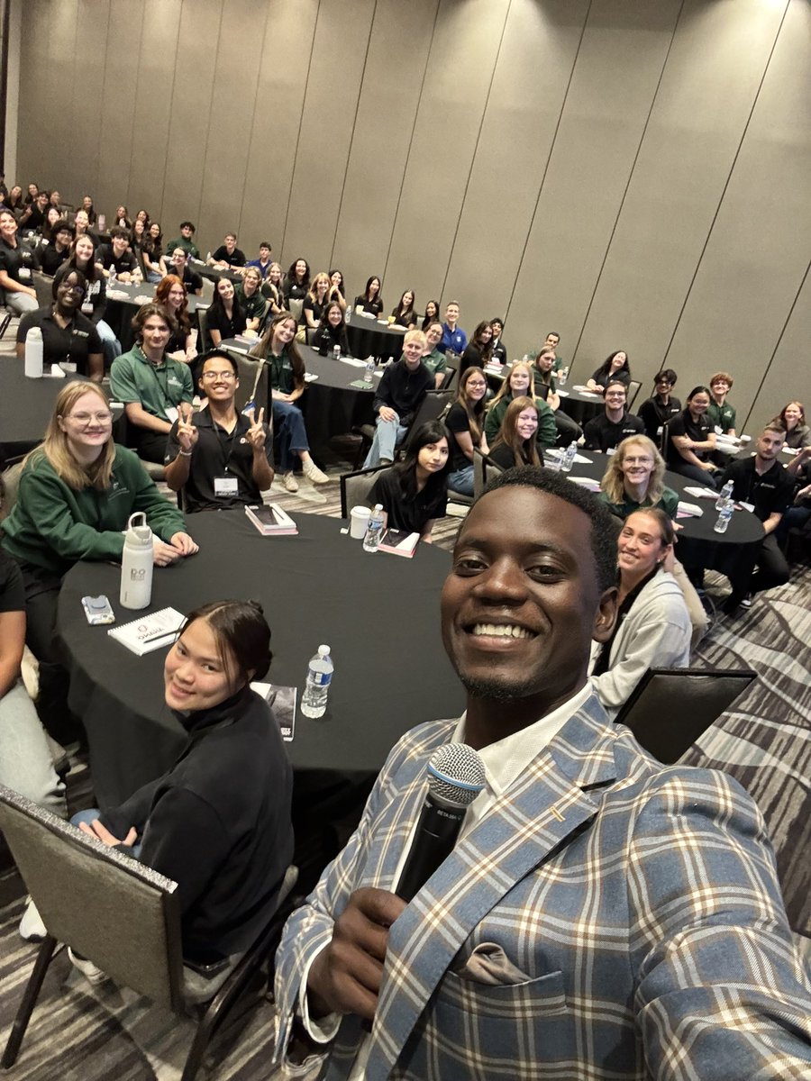 csingleton__2's tweet photo. Extremely grateful to be back speaking in Omaha, Nebraska with the Scott Scholars from the Walter Scott Family Foundation. 
-
“Be a giver, not a taker.”-Walter Scott Jr. 
-
https://t.co/xdcbx6Uiyr
#CantLetMomsDown https://t.co/gid5IGlZ0E