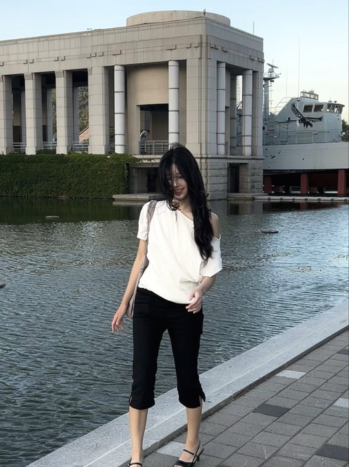 8a001ba3dd67296's tweet photo. 혼자 남겨진 빈자리를 따뜻한 온기로 채워줄 사람?

#솔로  #몸매 #만날사람 https://t.co/o7Gt4urhsE