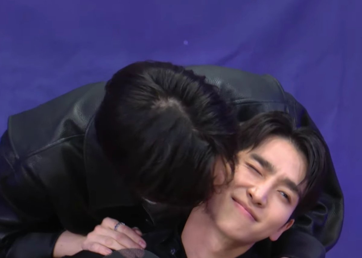 deobimom's tweet photo. younghoon giving sangyeon a kiss he was chosen because he messaged sangyeon the list during his enlistment 😂

younghoon got shocked when sangyeon said yes right away 😂

#YOUNGHOON #영훈 #SANGYEON #상연 #THEBOYZ #더보이즈 https://t.co/scXHFVUg2p