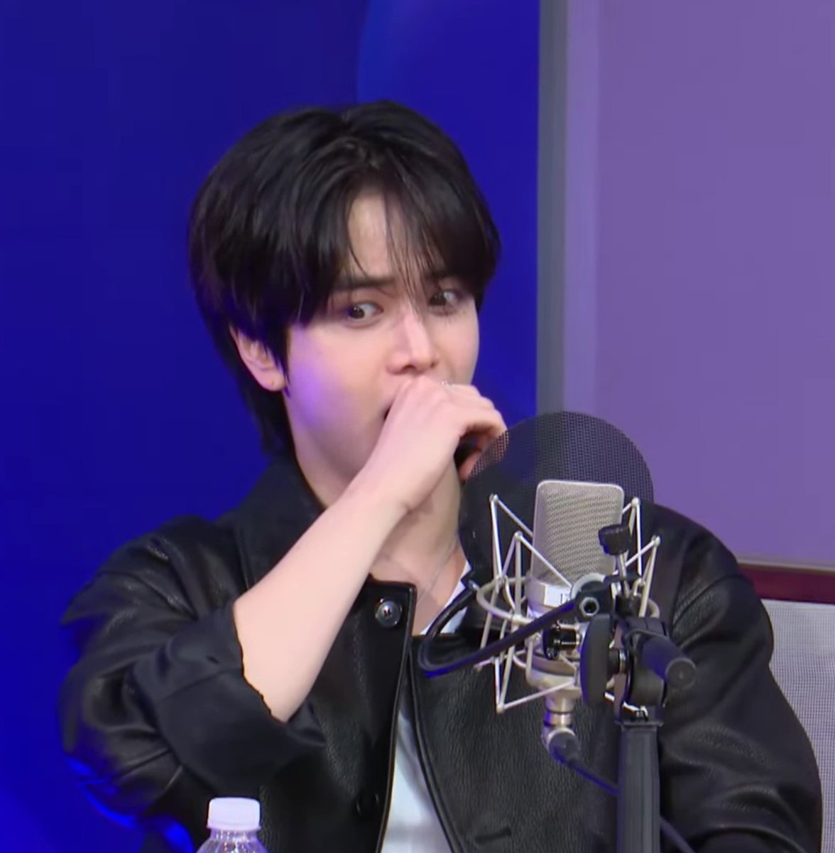 deobimom's tweet photo. younghoon giving sangyeon a kiss he was chosen because he messaged sangyeon the list during his enlistment 😂

younghoon got shocked when sangyeon said yes right away 😂

#YOUNGHOON #영훈 #SANGYEON #상연 #THEBOYZ #더보이즈 https://t.co/scXHFVUg2p