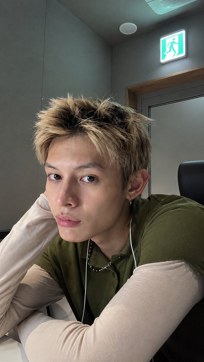 seanserabi's tweet photo. POV : james waiting for you to pick up his video call 😳 https://t.co/QiPFVgbhay