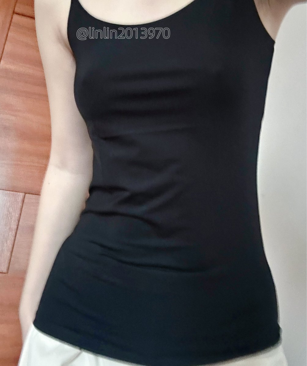 linlin2013970's tweet photo. 优衣库的吊带背心
#贫乳 https://t.co/vunICFTxcH