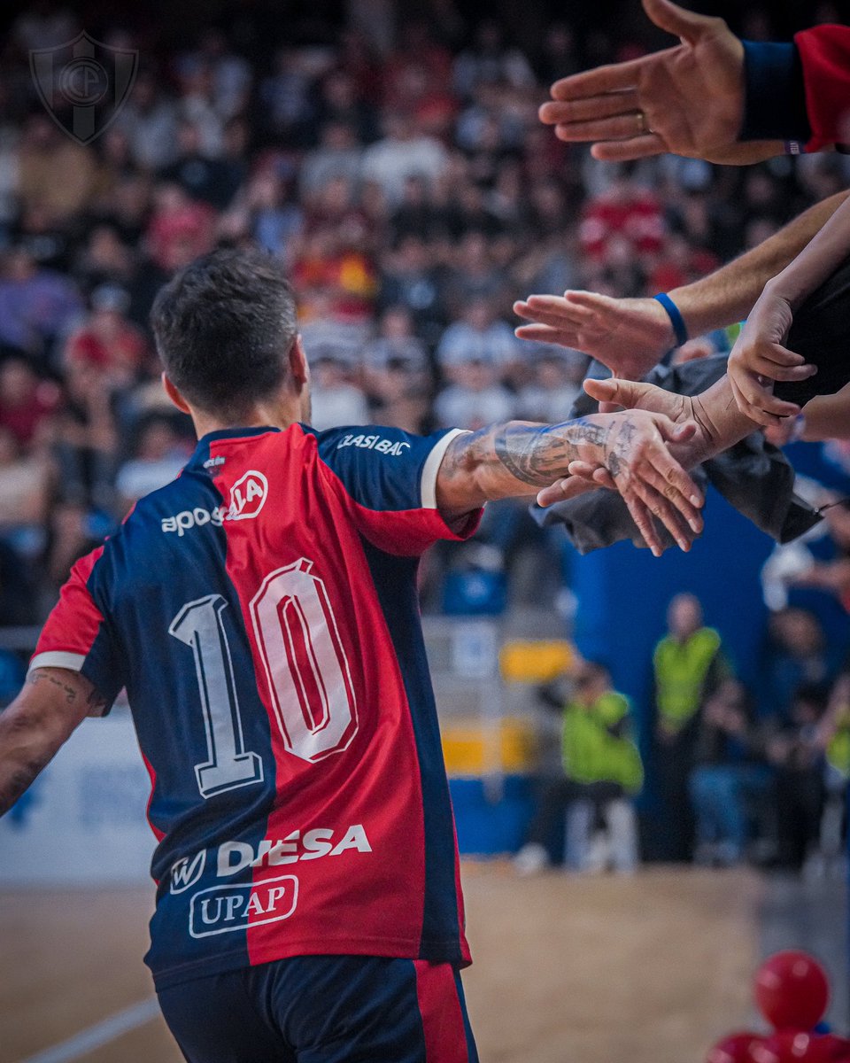 CerroFutsalFIFA's tweet photo. De Ushuaia al Barrio 🔥🏟️

El Campeón del Mundo, “Kiki” Vaporaki, convirtió el primer gol en la historia del ueno Arena Juan José Zapag 🇦🇷🏟️ https://t.co/588ZppKqLb