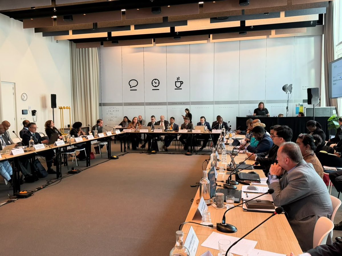 Bruno_N_Kone's tweet photo. J'ai pris part ce 16 septembre 2026, à #Amsterdam, aux Pays-Bas, aux travaux de la 82ᵉ réunion du Conseil d'administration du Common Fund for Commodities (#CFC).
Devant cette institution majeure du financement des produits de base, j'ai plaidé pour un partenariat renforcé entre la Côte d'Ivoire et le #CFC, au service d'une transformation locale plus poussée et d'une meilleure rémunération de nos producteurs.
Mon plaidoyer a trouvé un écho favorable auprès du Directeur général du CFC, Son Excellence Sheikh Mohammed Belal, qui a exprimé la disponibilité de son institution à approfondir son accompagnement à la Côte d'Ivoire , qui a déjà bénéficié de 31 projets du Fonds dans différentes filières agricoles.
Le CFC a par ailleurs proposé d'accompagner notre @Gouvciofficiel dans l'élaboration d'une stratégie nationale intégrée des produits de base, de la production à la commercialisation.
Pour moi, cette transformation majeure n'aura de sens que si elle améliore concrètement et significativement les conditions de vie de ceux qui produisent, c'est à dire, les producteurs. Car sans le producteur, toute la chaîne ne peut exister.