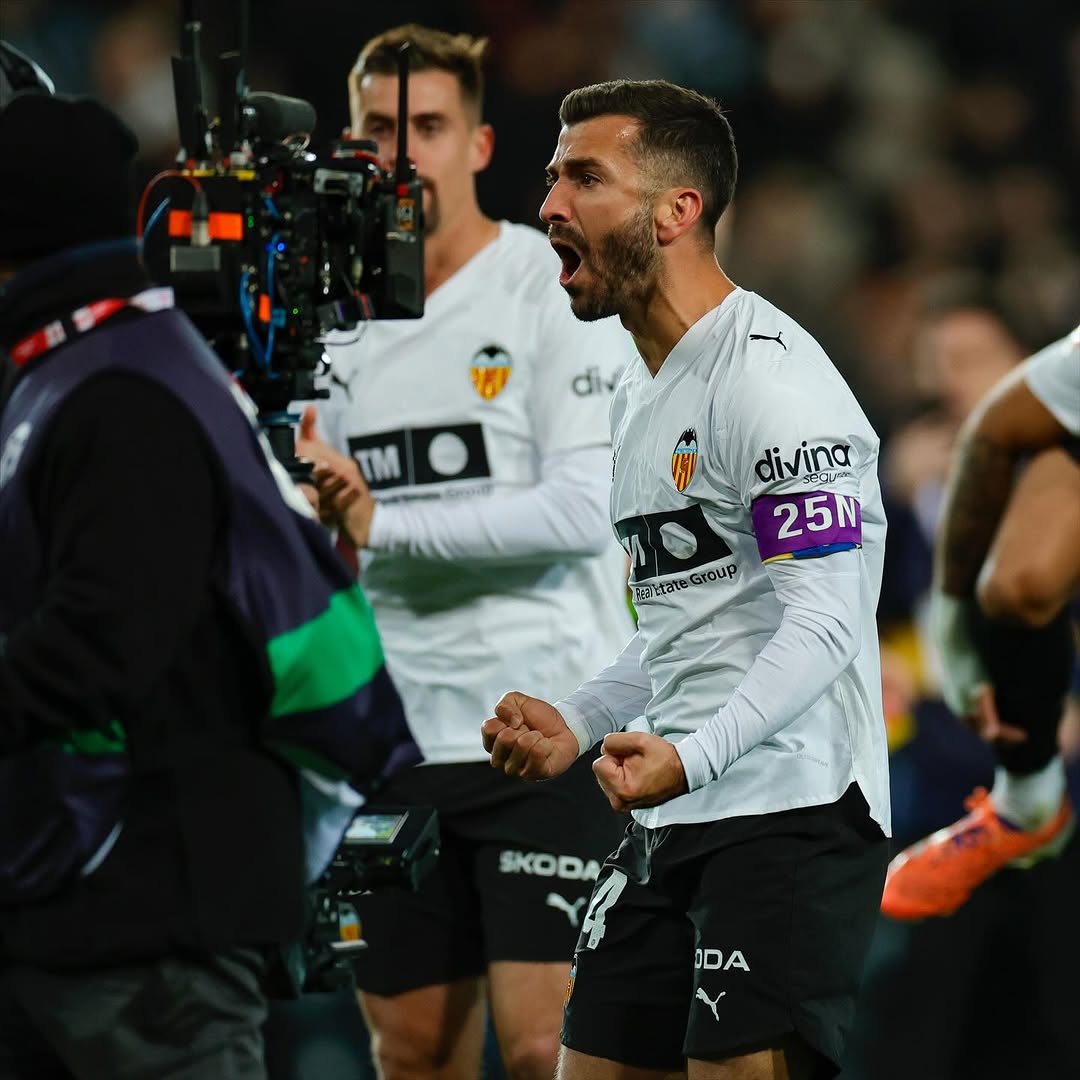 Lisa090595's tweet photo. Gracias Mestalla. Otra vez fuisteis clave para ganar el derbi de la ciudad. Sin vosotros nada sería posible. Amunt 🦇 https://t.co/EoOyuOO0zL