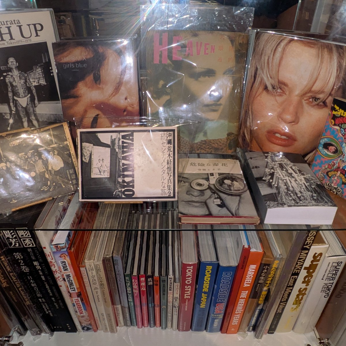 pinkbooks_tokyo's tweet photo. PINK BOOKSでは希少な写真集・アートブックも取扱います。
渡辺克巳「新宿群盗伝」、深瀬昌久「遊戯」、荒木経惟「センチメンタルな旅 沖縄」、常盤とよ子「危険な毒花」、倉田精二「FLASH UP」、内藤正敏「婆 東北の民間信仰 」など
オープンにあわせて、ガラスケース内で販売します。店主私物です！ https://t.co/Fs0uSHnlrG