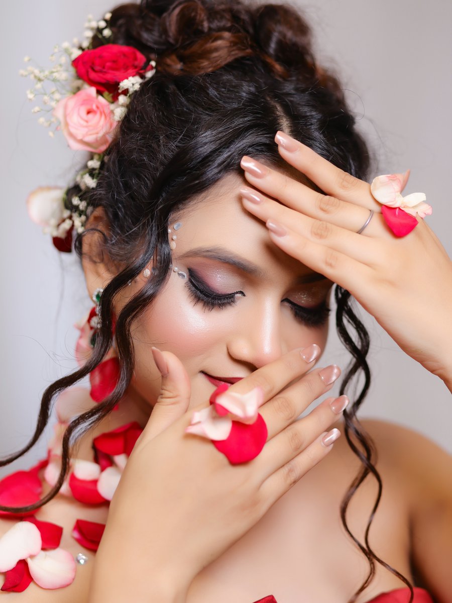 PearlieHaslem's tweet photo. When makeup meets art: petals, pigments, and perfection. A floral eye look blending creativity, color, and beauty. https://t.co/v6yE8j9Cgi