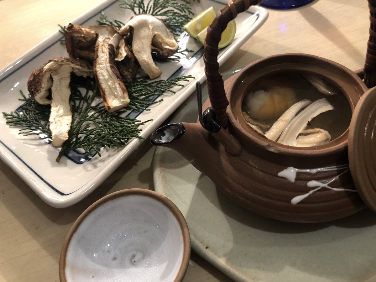 10yusuke23's tweet photo. 春に買った300円の新中古土瓶を使うシーズン到来。中国産だが美味い。
#土瓶蒸し #松茸 #宅飲み https://t.co/R1hbo6gOKw