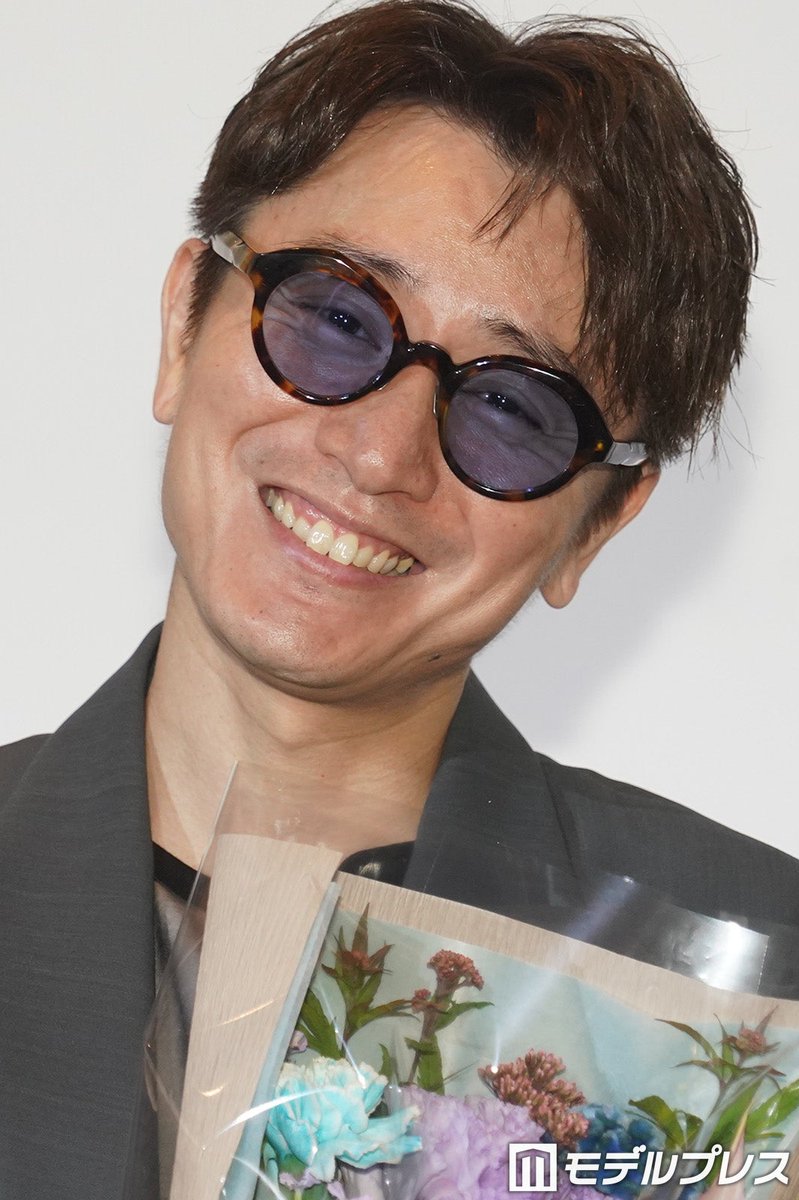 modelpress's tweet photo. 【写真追加📸】SUPER EIGHT安田章大ら
「平行と垂直」大ヒット御礼舞台挨拶
https://t.co/olQgGy9EIM

サプライズ花束に感謝🎂💐
「映画のヒットのおかげでこうやって花束をもらえるのだと感じています。自分の誕生日だから頂けているというよりは、『こういうおめでたいことがあってプラスアルファの自分の誕生日』みたいな感覚です」