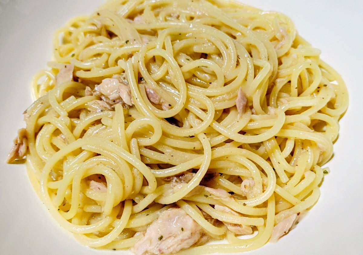 yadokari20's tweet photo. 数時間前に食べた晩御飯。
缶詰のまぐろフレークを使ったスパゲッティ。
味見した時は少し味濃いかなと思ったけど、缶酎ハイを数缶飲んだ後に食べるには、ちょうど良かった😁 https://t.co/aDoQyoXUZW