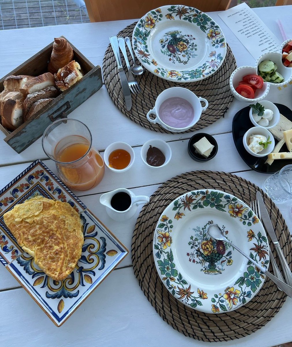 fayalwosaifer's tweet photo. لقمةٌ واحدةٌ مرت برحلةٍ طويلةٍ: شمسٌ، وسحابٌ، ومطرٌ، وتربةٌ، ومزارعُ، وشاحناتٌ، وأيدٍ صنعتها..
آلافُ الأسبابِ اجتمعت لتصلَ إلى فمي الآن، رزقٌ من الله، حباً من الله، رحمةٌ من الله انتهت في يدي.

﴿فَلْيَنظُرِ الْإِنسَانُ إِلَىٰ طَعَامِهِ﴾، https://t.co/fr5ekfbJpU