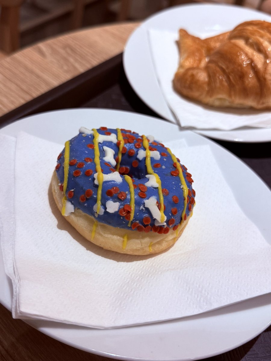 PinkIrisDom's tweet photo. Puppy donut 🐶 https://t.co/qoD99mbxRr