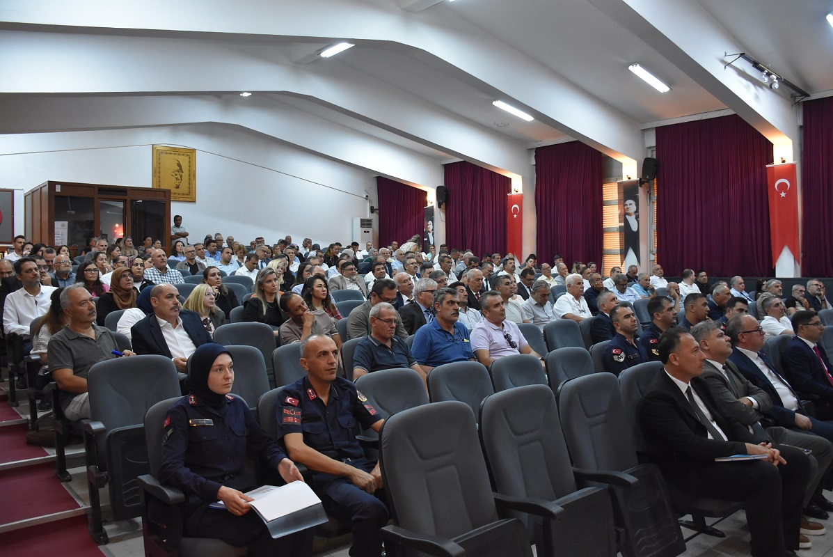 Salihli_Kym's tweet photo. 🇹🇷 Kaymakamımız Ali Güldoğan Başkanlığında "Güvenli Eğitim" Toplantısı Gerçekleştirildi.
2026-2027 Eğitim-Öğretim yılının huzur ve güven ortamı içerisinde sürdürülebilmesi amacıyla, Kaymakamımız Ali Güldoğan başkanlığında "Güvenli Eğitim Toplantısı" düzenlendi.

"En Büyük Önceliğimiz Evlatlarımızdır"

Toplantıda değerlendirme yapan Kaymakamımız Sayın Ali Güldoğan, eğitimin sadece akademik başarıdan ibaret olmadığını, çocukların fiziksel ve psikolojik güvenliğinin de aynı derecede önemli olduğunu belirtti.

Güldoğan, "Geleceğimizin teminatı olan çocuklarımızın, evlerinden okullarına gidişlerinden, tekrar evlerine dönüşlerine kadar geçen süreçte huzur ve güven içinde olmaları en büyük önceliğimizdir. Bu konuda kolluk kuvvetlerimiz, eğitimcilerimiz ve velilerimizle tam bir uyum ve koordinasyon içinde çalışmaya devam edeceğiz. Yeni eğitim-öğretim yılının ilçemize, öğrencilerimize ve öğretmenlerimize hayırlı olmasını diliyorum" ifadelerini kullandı.
🇹🇷@AliGuldgn @SalihliMEM 
https://t.co/M84SYxLNMM