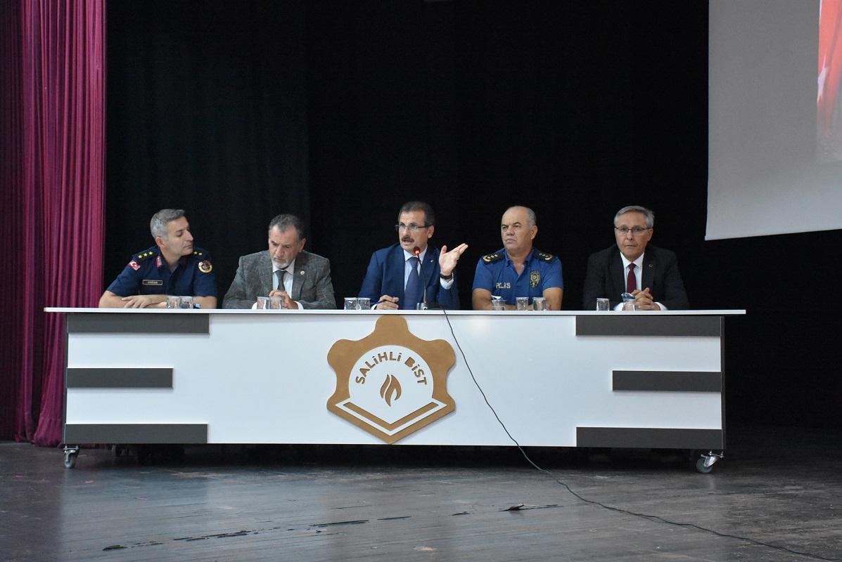 Salihli_Kym's tweet photo. 🇹🇷 Kaymakamımız Ali Güldoğan Başkanlığında "Güvenli Eğitim" Toplantısı Gerçekleştirildi.
2026-2027 Eğitim-Öğretim yılının huzur ve güven ortamı içerisinde sürdürülebilmesi amacıyla, Kaymakamımız Ali Güldoğan başkanlığında "Güvenli Eğitim Toplantısı" düzenlendi.

"En Büyük Önceliğimiz Evlatlarımızdır"

Toplantıda değerlendirme yapan Kaymakamımız Sayın Ali Güldoğan, eğitimin sadece akademik başarıdan ibaret olmadığını, çocukların fiziksel ve psikolojik güvenliğinin de aynı derecede önemli olduğunu belirtti.

Güldoğan, "Geleceğimizin teminatı olan çocuklarımızın, evlerinden okullarına gidişlerinden, tekrar evlerine dönüşlerine kadar geçen süreçte huzur ve güven içinde olmaları en büyük önceliğimizdir. Bu konuda kolluk kuvvetlerimiz, eğitimcilerimiz ve velilerimizle tam bir uyum ve koordinasyon içinde çalışmaya devam edeceğiz. Yeni eğitim-öğretim yılının ilçemize, öğrencilerimize ve öğretmenlerimize hayırlı olmasını diliyorum" ifadelerini kullandı.
🇹🇷@AliGuldgn @SalihliMEM 
https://t.co/M84SYxLNMM
