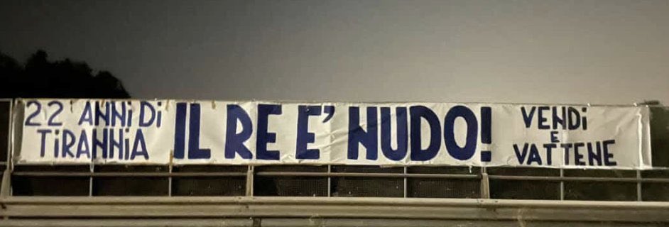 GiGiSSLazio's tweet photo. 2005-06
È in corso una forte contestazione contro #Lotito.
Iniziano a circolare voci e/o notizie, più o meno fondate, su una possibile vendita della #Lazio.
La Procura ipotizza che informazione finanziaria + pressione della tifoseria = disegno per costringere Lotito a cedere e/o alterare il titolo.

2024-26
La contestazione contro Lotito è più forte e diffusa che mai, ormai ben oltre i confini di una “sparuta minoranza”.
Si inizia nuovamente a parlare di possibili acquirenti e offerte: voci, articoli, notizie, social.
La Procura ipotizza nuovamente una possibile “regia” volta a influenzare il titolo e a costringere Lotito a cedere.

Vent’anni dopo, lo schema è sempre lo stesso: scalata estorsiva, aggiotaggio e denuncia.

La storia si ripete.
Tristemente e inesorabilmente.
Ma voi siete ancora qui.
Fermi, immobili, alla ricerca di una fantomatica “regia” invece di raccontare un “film” (brutto) già visto rivisto e vissuto.

Spoiler?
Il film, senza farla troppo lunga, è andato più o meno così.
E ha due passaggi salienti:
1️⃣ L’accusa di una “scalata estorsiva” del 2005-06, dopo le condanne di primo grado, è stata ribaltata proprio nel 2026 dalla Corte d’Appello: gli imputati sono stati assolti “perché il fatto non sussiste”.
2️⃣ Claudio Lotito, proprio per vicende relative al titolo Lazio, ha ricevuto condanne penali di merito sia in primo grado sia in appello per manipolazione del mercato, alias aggiotaggio; in Cassazione quei reati sono stati dichiarati prescritti e non è stato assolto nel merito.

Alla luce di tutto ciò, davvero pensate di essere attendibili e credibili se continuate a cercare presunte organizzazioni strutturate e occulte anziché vedere e raccontare lo spontaneismo di un Popolo che è sotto gli occhi di tutti e alla luce del sole con una protesta che precede di anni l’entrata in campo dei personaggi coinvolti in questo nuovo filone d’indagine?
Davvero pensate di essere razionali competenti e lucidi se continuate a giudicare l’effetto anziché provare a capirne la causa?
Davvero pensate di non essere ignoranti, faziosi, parziali e/o in mala fede se continuate a raccontare una realtà che prova a far passare il carnefice per vittima e le vittime per carnefici?

Davvero?!?

Firmato: un semplice Laziale, non famoso, non facente parte del tifo organizzato, non correntista della Banca del Fucino, non lettore de Il Tempo, che contesta Lotito da sempre, senza secondi fini, solo perché ama la Lazio.

Ora, se volete, denunciate anche me.