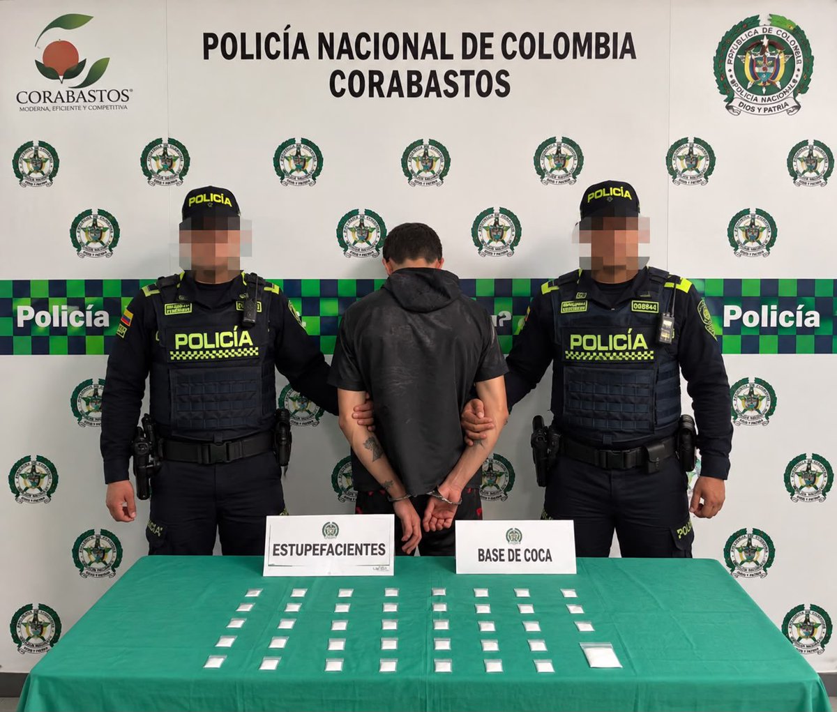 CorabastosSA's tweet photo. 🚨 Gestión por la seguridad en Corabastos

Gracias al trabajo de patrullaje y control que adelanta la Policía Nacional, en articulación con Corabastos, se logró la captura de un hombre en la Bodega 21, por el presunto delito de fabricación, porte y tráfico de estupefacientes. https://t.co/G4quCK2F2U