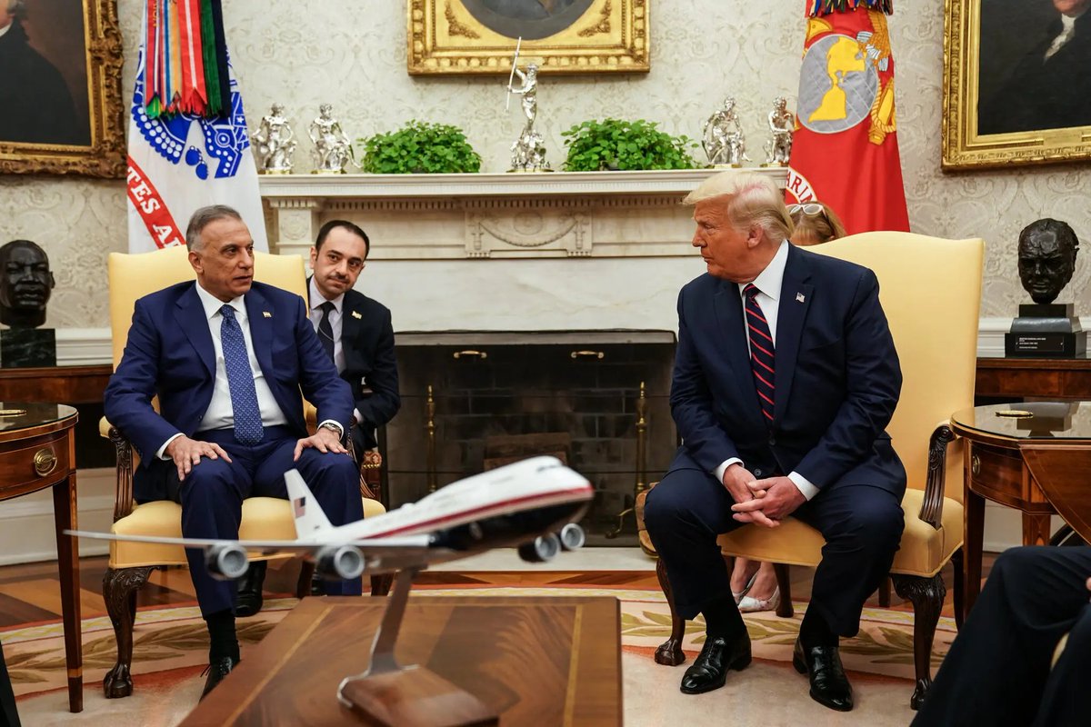 Alexscovino1's tweet photo. Cuando USA invadio a Irak, les hizo una promesa similar a la que le hizo a Venezuela: nosotros administraremos su Petroleo, el dinero lo depositaremos en una cuenta aca en USA y sera utilizado solo para proyectos que beneficien al pueblo Iraqui hasta que uds hagan elecciones.  (les suena conocido verdad?)

En un principio el gobierno de USA, casualmente (!!!) tambien republicano, llamo a las petroleras importantes a invertir en la recuperacion de la produccion petrolera en Irak (basicamente destruida por la misma invasion). Ninguna empresa importante quizo invertir a causa de la inestabilidad del Pais y falta de condiciones legales.  (tambien les suena conocido?) 

Despues de mucha insistencia y sin resultados, USA desistio con las grandes empresas petroleras occidentales y saben a quienes dejaron a cargo del petroleo Iraqui? a los Rusos y los Chinos ! aha! tomen nota. 

Irak finalmente realizo elecciones y formo nuevo gobierno, pero aun hoy ,20 años despues, USA sigue "administrando" el petroleo iraqui.  Asi como lo leen... 

Hace apenas unas semanas el Primer Ministro de Irak visito a Trump pidiendole que liberara la cuenta bancaria para que los Iraquies tuvieran la oportunidad de decidir por su cuenta en que invertir su dinero. La respuesta fue negativa. Seguramente les dijo "que aun no estan listos" y seguramente ese dinero tampoco se sabe donde esta. 

Y ojo! eso paso cuando Bush jr. Y desde entonces han pasado por la Casa Blanca democratas y republicanos y TODOS han mantenido el mismo esquema.