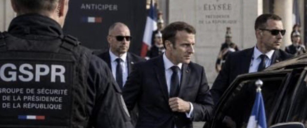 alainpaulweber's tweet photo. Le naufrage d’un homme qui se croyait tellement supérieur !

Plus rien, mais alors plus rien ne fonctionne pour Emmanuel Macron.

Le syndicat Alliance Police dénonce un profond « malaise » et des « dérives managériales » au sein du GSPR, l’unité chargée de protéger Emmanuel Macron et sa famille. 

Sept agents ont saisi le médecin-chef de l’Élysée afin de signaler des risques psychosociaux.

D’autres auraient envisagé de le faire également,  mais par crainte de représailles ils y ont renoncé. 

Ambiance…

Selon RTL les reproches visent le colonel de gendarmerie à la tête de ce groupe. 

Les griefs seraient de nature à relancer un conflit police/gendarmerie. 

« La peur demeure le sentiment dominant parmi les personnels concernés ».

Le GSPR rassemble près de 80 policiers et gendarmes.

Source : @RTL
Photo : @morandiniblog