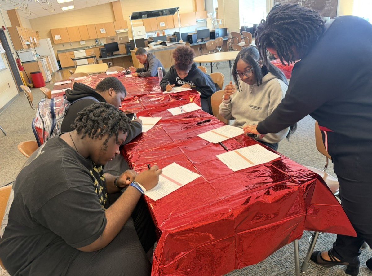 CHChargers's tweet photo. We partnered with the Macon Alumnae Chapter of Delta Sigma Theta Sorority, Inc. in registering students to vote.

Register to vote NOW! #WeLead https://t.co/NWgtwabdzA