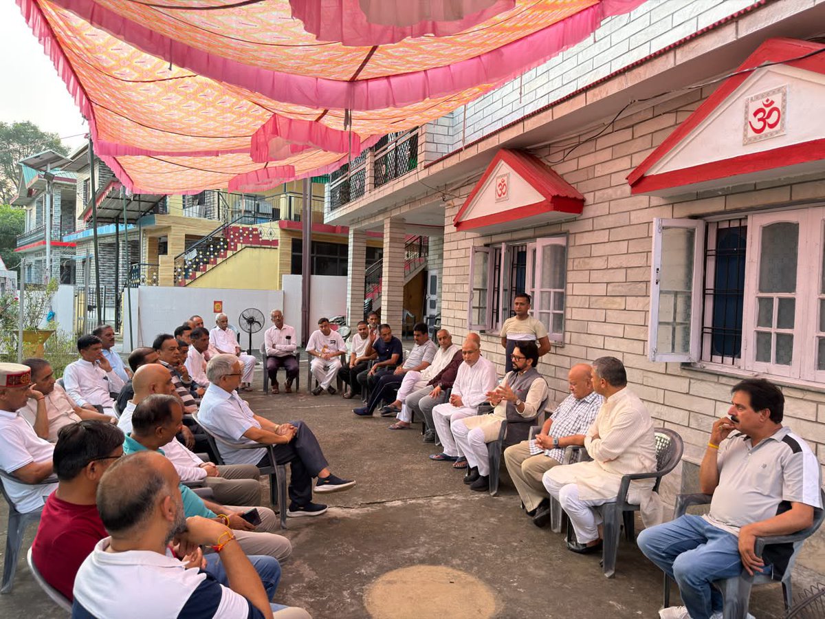 Anurag_Office's tweet photo. श्री अनुराग सिंह ठाकुर ने भाजपा हिमाचल के महामंत्री  श्री संजीव कटवाल जी के पूज्य  पिता ���्री जसवंत सिंह कटवाल जी देवलोकगमन उपरांत शोकाकुल परिजनों से भेंट कर अपनी संवेदनाएं व्यक्त कीं। https://t.co/wrPvgxmgnO